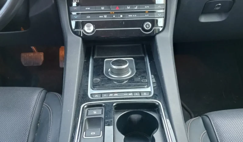 
								JAGUAR F-Pace 2.0i4D Portfolio Aut. AWD 180 lleno									